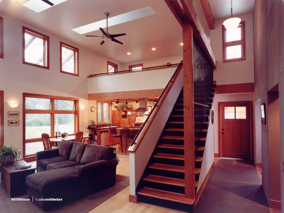 Стильный дизайн: парадная, двухуровневая гостиная комната среднего размера в современном стиле с бежевыми стенами и полом из бамбука - последний тренд