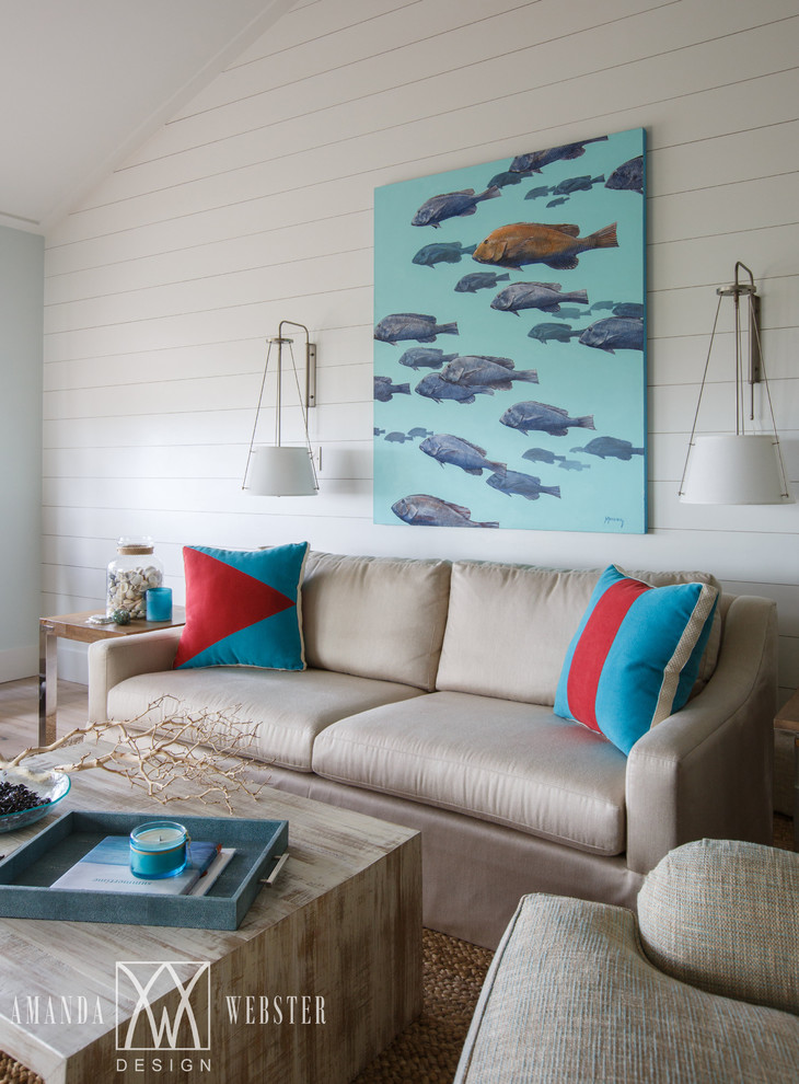 Foto de salón abierto costero sin chimenea y televisor con paredes azules y suelo de madera clara