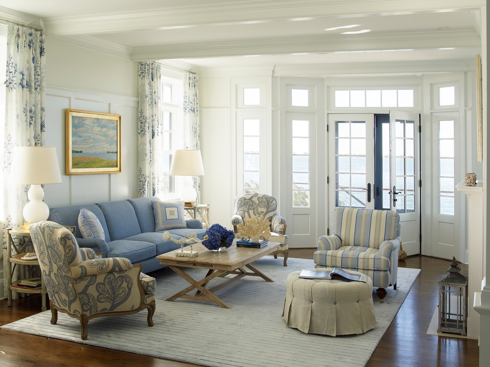 На фото: парадная гостиная комната в морском стиле с бежевыми стенами и синим диваном с