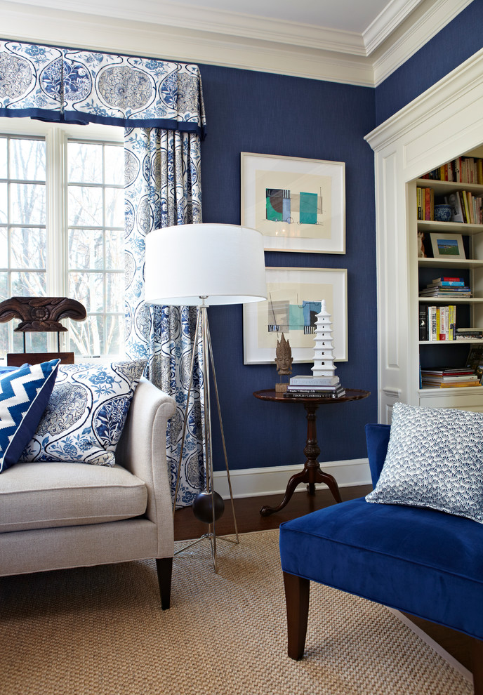 Idéer för ett mellanstort klassiskt separat vardagsrum, med blå väggar och mörkt trägolv