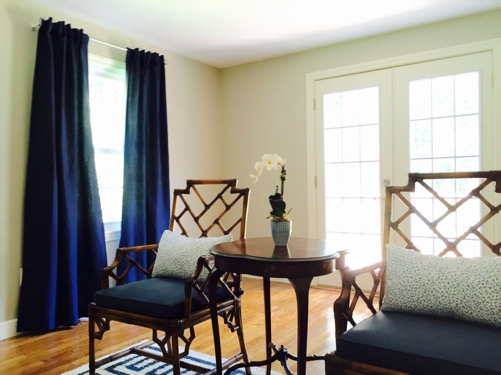 Mittelgroßes, Repräsentatives, Abgetrenntes Klassisches Wohnzimmer mit beiger Wandfarbe, braunem Holzboden, Kamin und Kaminumrandung aus Backstein in Boston