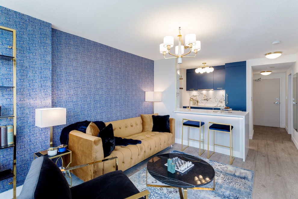 Imagen de salón para visitas cerrado actual de tamaño medio sin chimenea y televisor con paredes azules, suelo de madera en tonos medios y suelo marrón