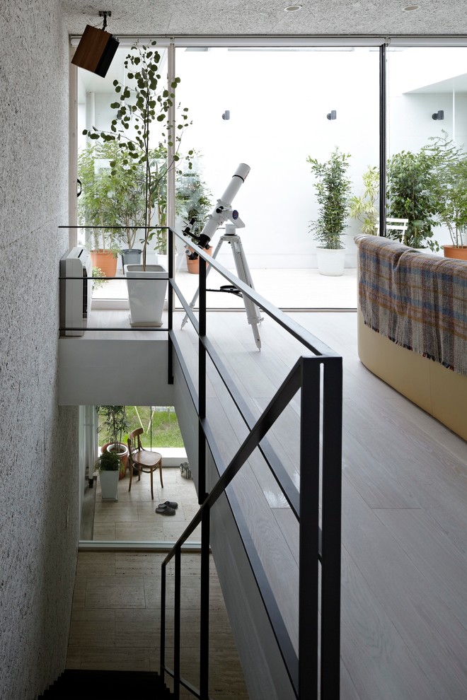 Immagine di un soggiorno minimal di medie dimensioni con pareti bianche e parquet chiaro