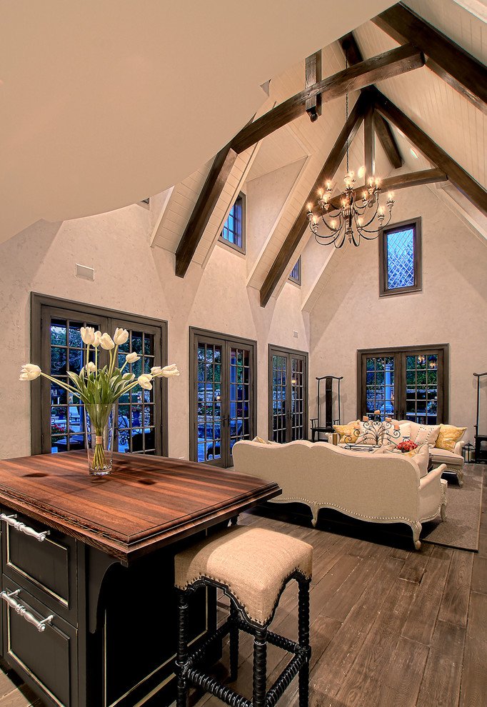 Großes, Repräsentatives, Offenes Klassisches Wohnzimmer ohne Kamin mit beiger Wandfarbe und braunem Holzboden in Chicago