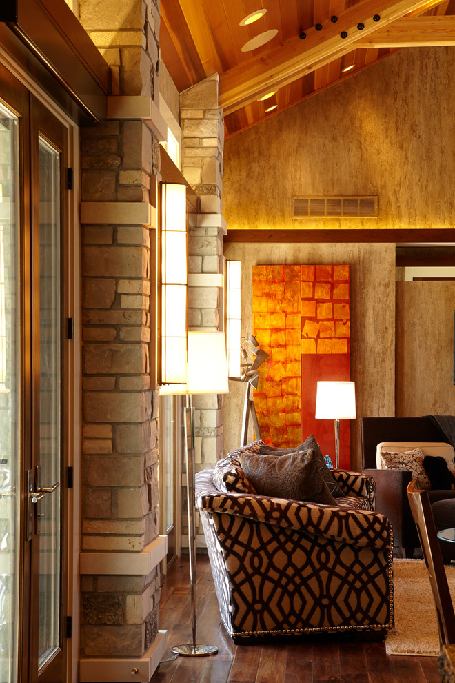 Стильный дизайн: большая открытая гостиная комната в стиле неоклассика (современная классика) с коричневыми стенами и паркетным полом среднего тона - последний тренд