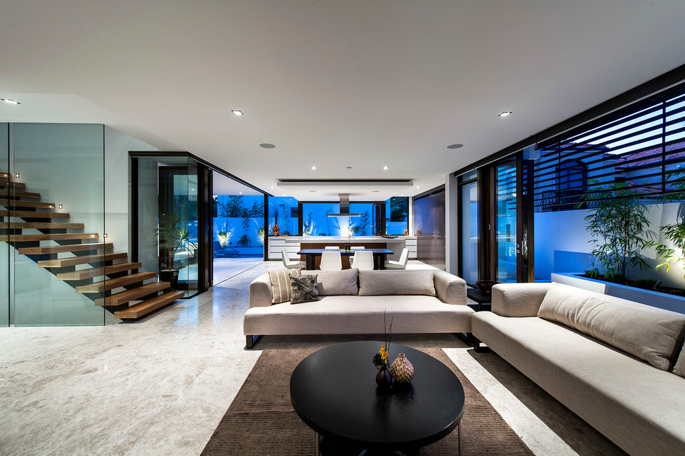 Offenes, Großes Modernes Wohnzimmer mit weißer Wandfarbe und beigem Boden in Perth
