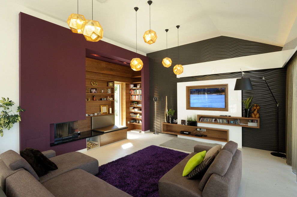 他の地域にあるコンテンポラリースタイルのおしゃれなリビング (紫の壁、コーナー設置型暖炉、埋込式メディアウォール) の写真