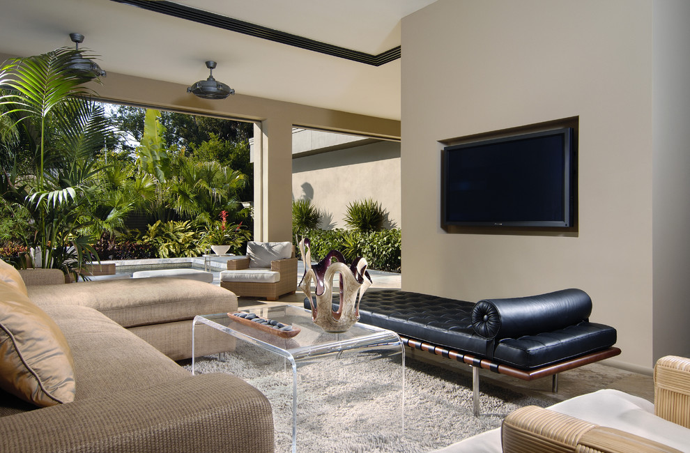 Idee per un soggiorno moderno aperto con pareti beige e TV a parete