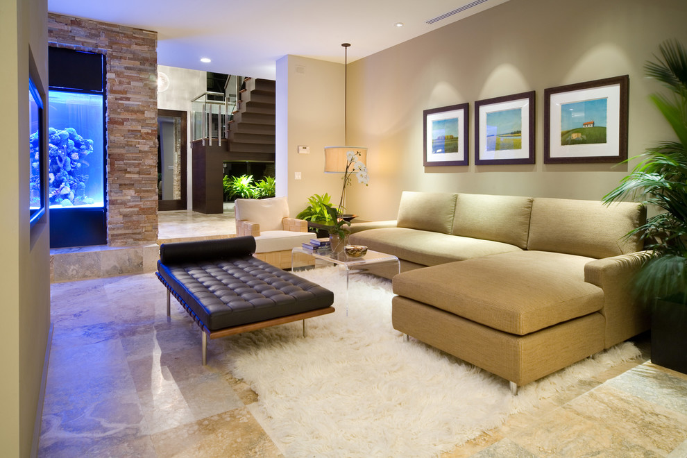 Inspiration pour un salon minimaliste avec un mur beige et un sol en marbre.