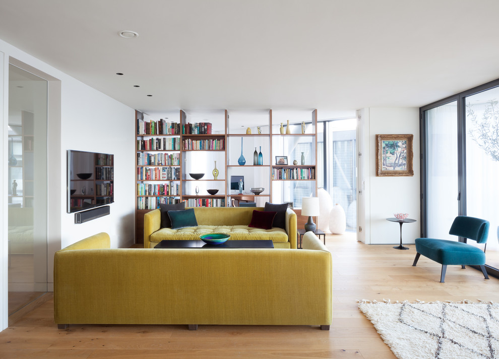 Kleines, Offenes Modernes Wohnzimmer ohne Kamin mit weißer Wandfarbe, hellem Holzboden und TV-Wand in London
