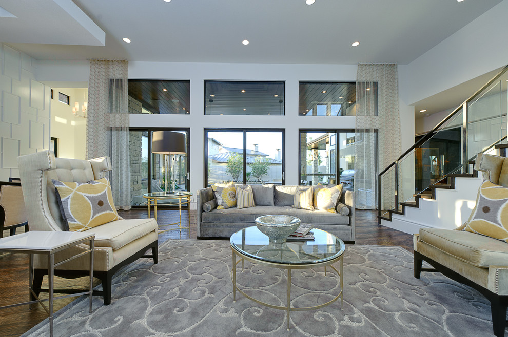 Großes, Offenes, Fernseherloses Klassisches Wohnzimmer ohne Kamin mit weißer Wandfarbe, Hausbar, braunem Holzboden und braunem Boden in Austin