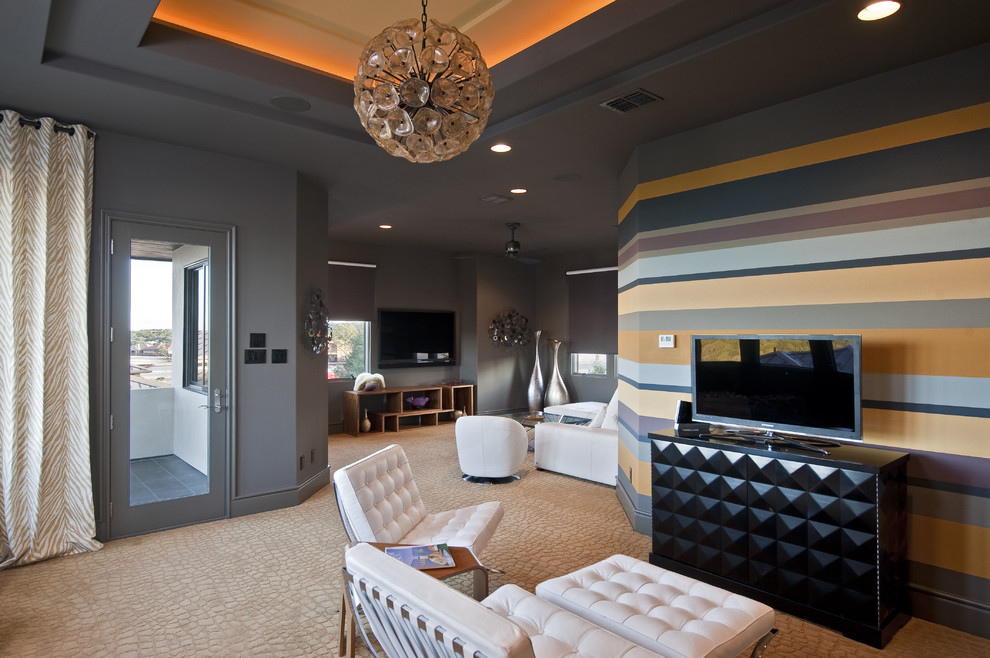 Стильный дизайн: большая изолированная гостиная комната в стиле неоклассика (современная классика) с разноцветными стенами, ковровым покрытием, отдельно стоящим телевизором и бежевым полом без камина - последний тренд