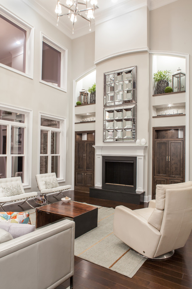Foto di un soggiorno design aperto con pareti beige e camino classico