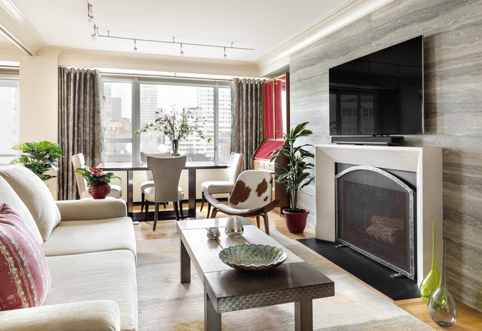 Offenes Modernes Wohnzimmer mit beiger Wandfarbe, braunem Holzboden, Kamin, TV-Wand und braunem Boden in New York