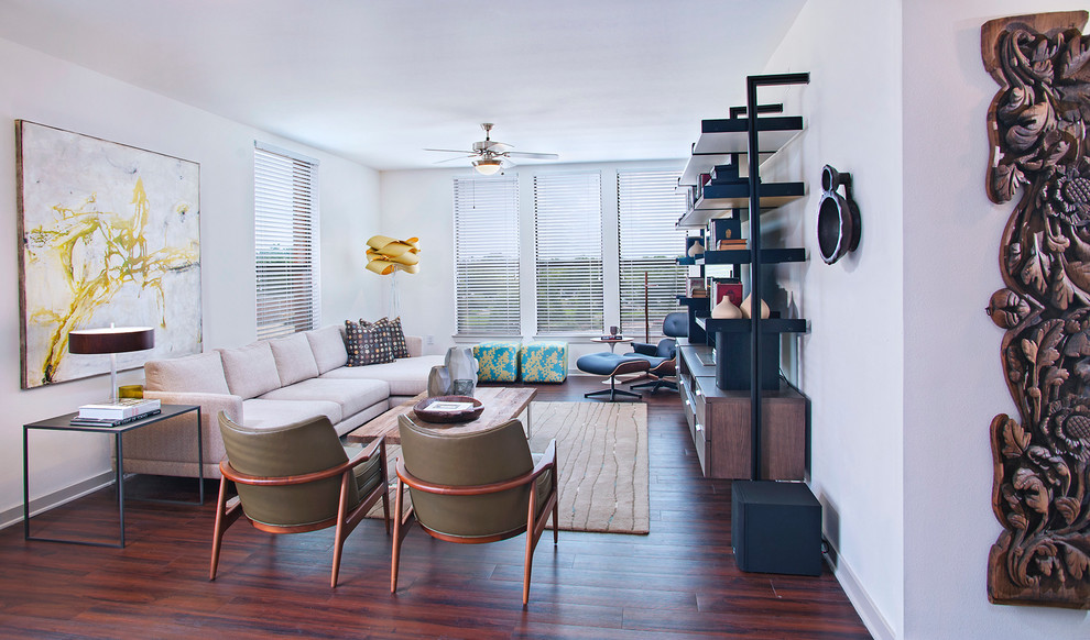 Repräsentatives Modernes Wohnzimmer mit weißer Wandfarbe und braunem Holzboden in Austin