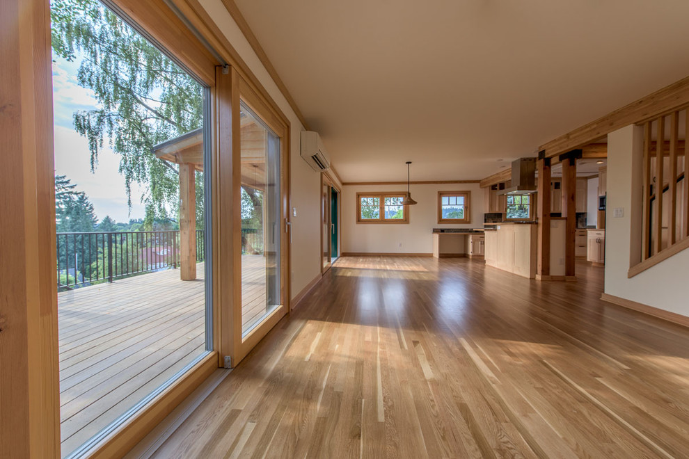 Eklektisches Wohnzimmer mit braunem Holzboden in Portland