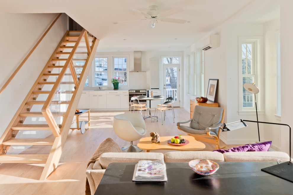 Mittelgroßes, Offenes Modernes Wohnzimmer mit weißer Wandfarbe und hellem Holzboden in Boston