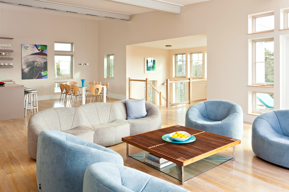 Стильный дизайн: открытая гостиная комната в стиле модернизм с светлым паркетным полом - последний тренд