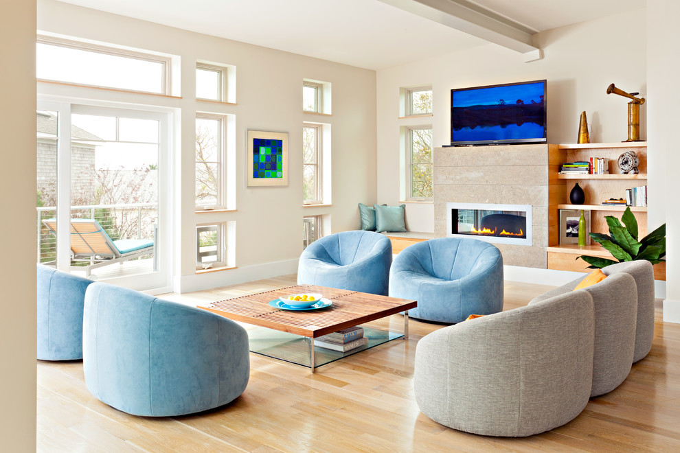 Идея дизайна: большая гостиная комната в стиле модернизм с светлым паркетным полом, горизонтальным камином и отдельно стоящим телевизором