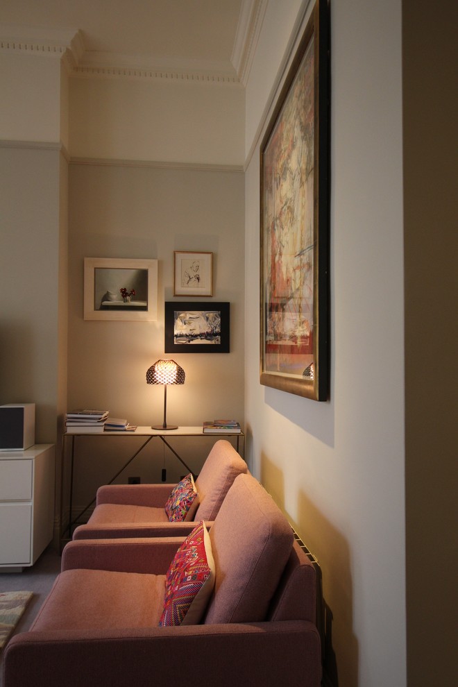 Пример оригинального дизайна: парадная, двухуровневая гостиная комната среднего размера в современном стиле с бежевыми стенами, ковровым покрытием и мультимедийным центром без камина