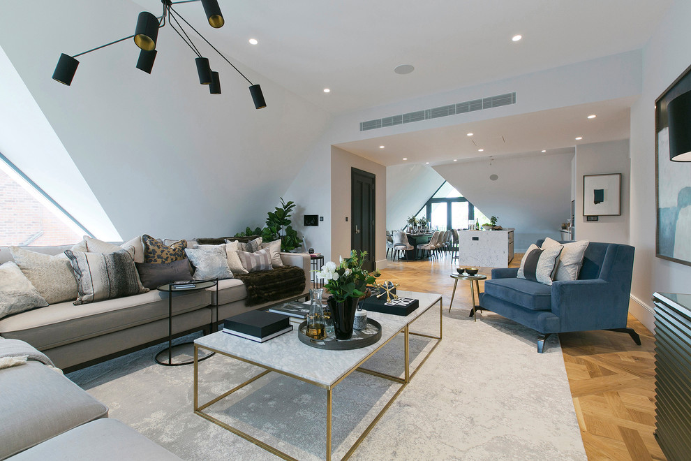 Mittelgroßes, Repräsentatives, Fernseherloses, Offenes Modernes Wohnzimmer ohne Kamin mit grauer Wandfarbe, braunem Holzboden und braunem Boden in London