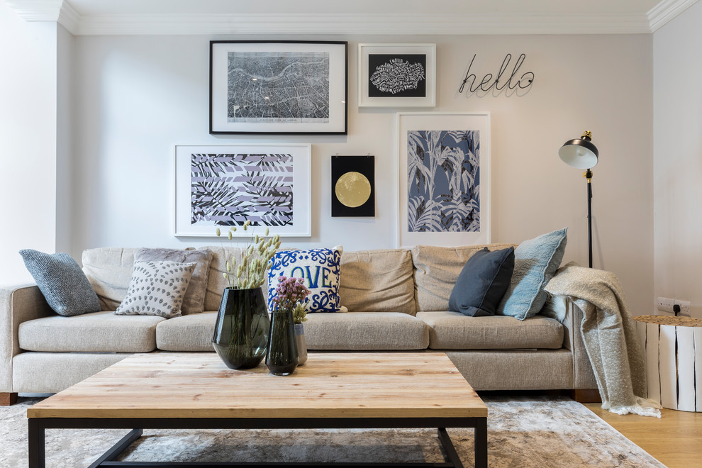 Repräsentatives, Abgetrenntes Klassisches Wohnzimmer mit grauer Wandfarbe, braunem Holzboden und beigem Boden in London
