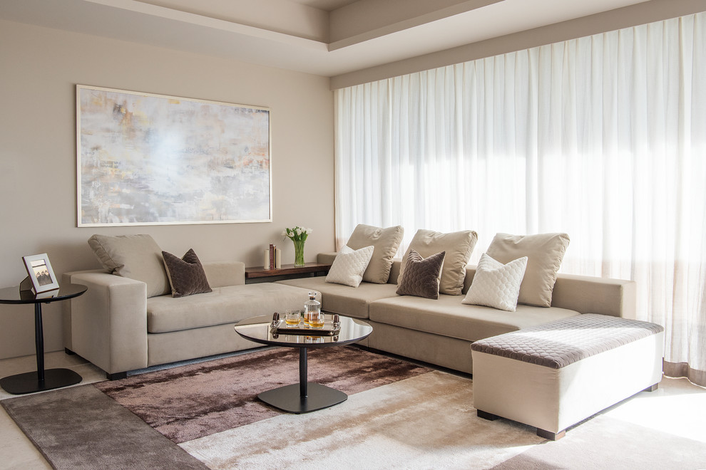 Foto di un soggiorno design con pareti beige e pavimento beige
