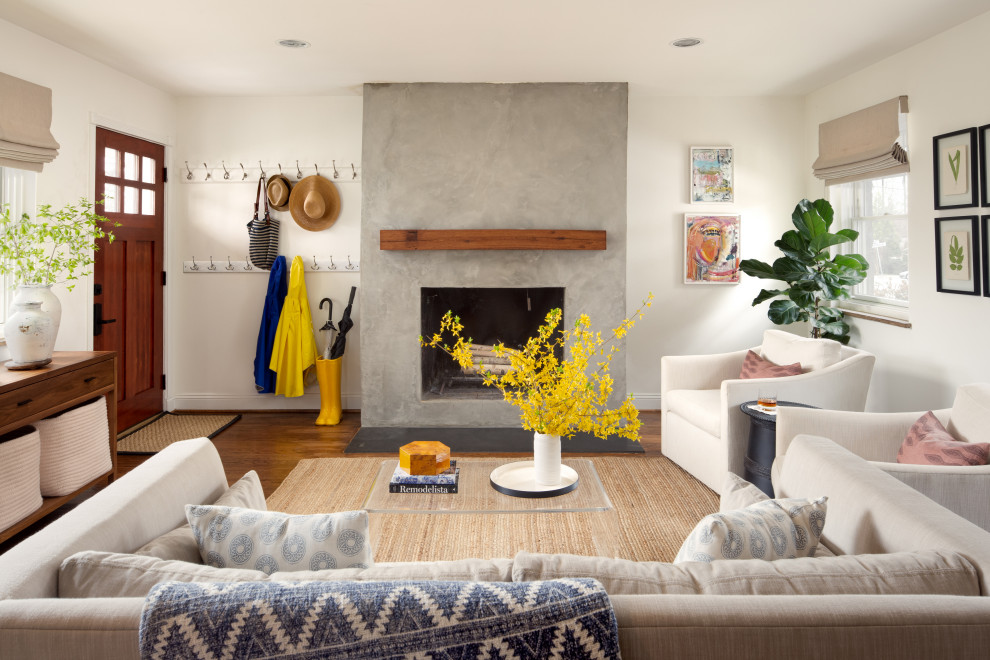 Источник вдохновения для домашнего уюта: гостиная комната в стиле неоклассика (современная классика) с белыми стенами, фасадом камина из бетона, паркетным полом среднего тона, стандартным камином и коричневым полом