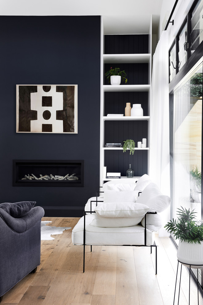 シドニーにある広いコンテンポラリースタイルのおしゃれなLDK (青い壁、淡色無垢フローリング、標準型暖炉、漆喰の暖炉まわり) の写真