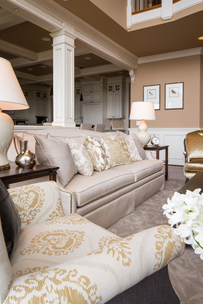 Immagine di un grande soggiorno chic aperto con sala formale, pareti beige e moquette