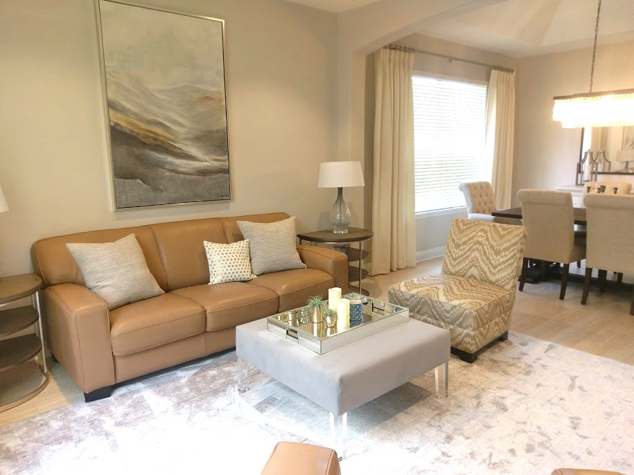 Immagine di un soggiorno minimal di medie dimensioni e aperto con sala formale, pareti beige, pavimento con piastrelle in ceramica, nessuna TV e pavimento beige