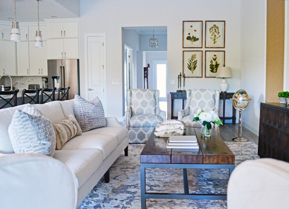 Mittelgroßes, Offenes Klassisches Wohnzimmer mit grauer Wandfarbe, Porzellan-Bodenfliesen und grauem Boden