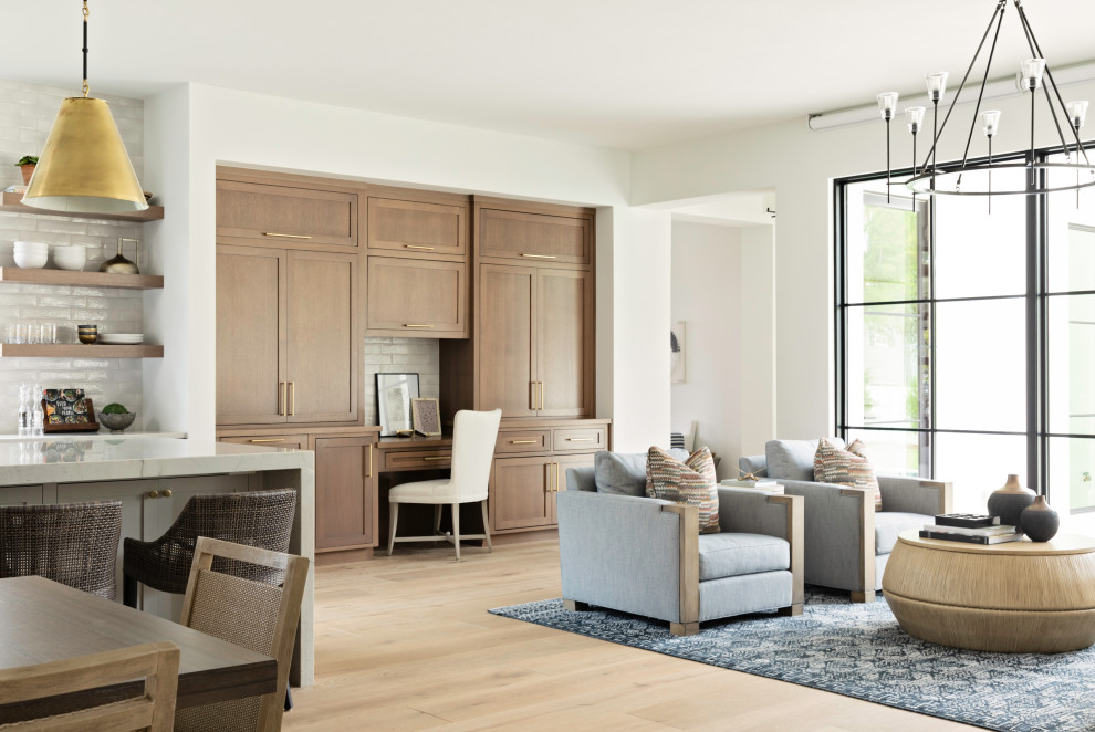Foto di un ampio soggiorno classico aperto con parquet chiaro, pareti bianche e pavimento beige