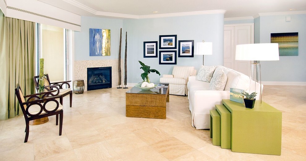 Foto di un grande soggiorno classico aperto con pareti blu, pavimento in travertino, camino ad angolo e cornice del camino in pietra