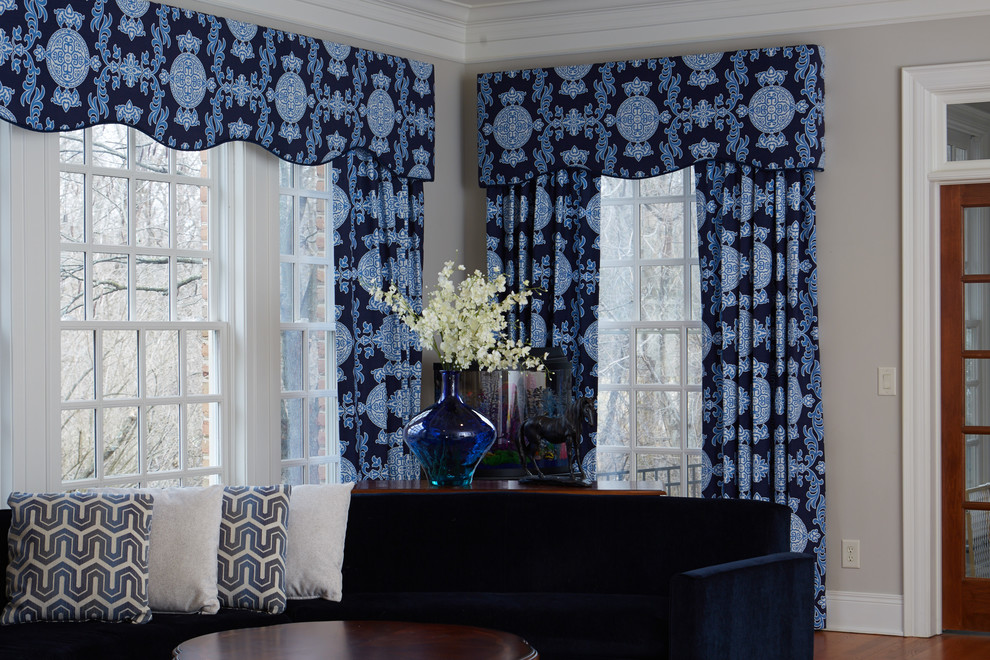 Пример оригинального дизайна: большая парадная, изолированная гостиная комната в классическом стиле с серыми стенами и темным паркетным полом без камина