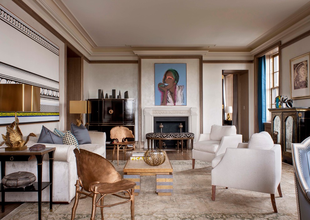 Repräsentatives Modernes Wohnzimmer mit weißer Wandfarbe, dunklem Holzboden und Kamin in New York