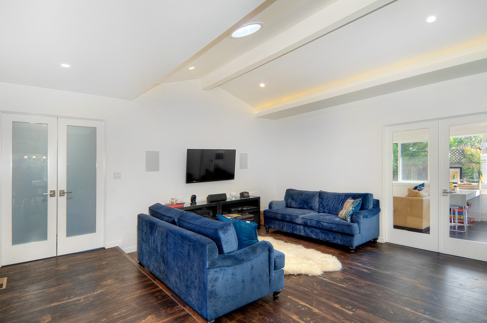 Пример оригинального дизайна: открытая гостиная комната среднего размера в современном стиле с белыми стенами и телевизором на стене