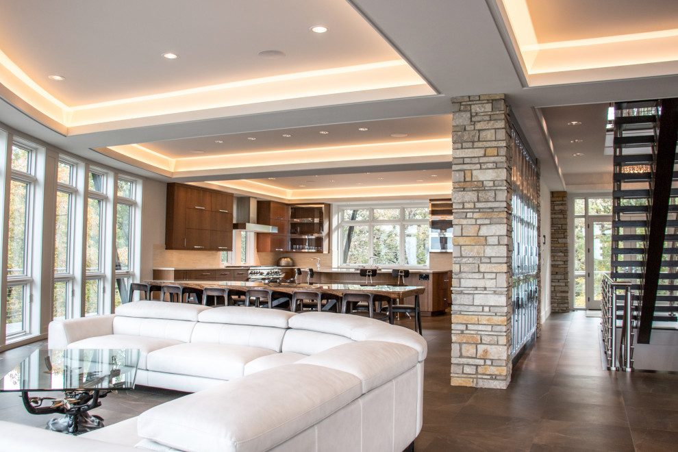 Idee per un ampio soggiorno moderno aperto con pavimento in marmo, nessuna TV, pavimento marrone, soffitto a cassettoni e pareti in mattoni