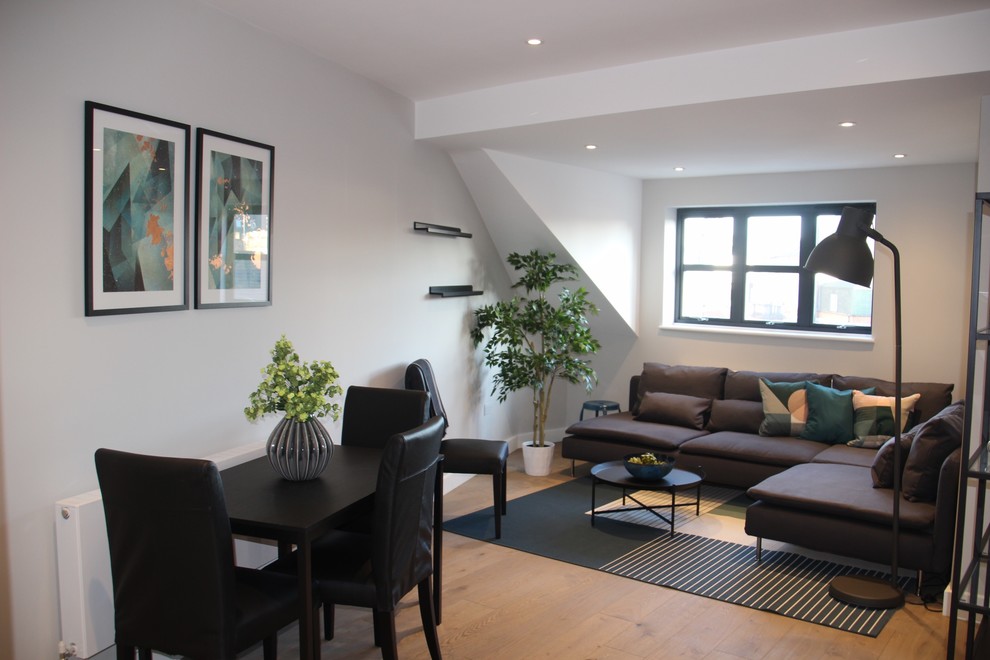 Kleines, Repräsentatives, Fernseherloses, Offenes Modernes Wohnzimmer ohne Kamin mit weißer Wandfarbe und hellem Holzboden in London
