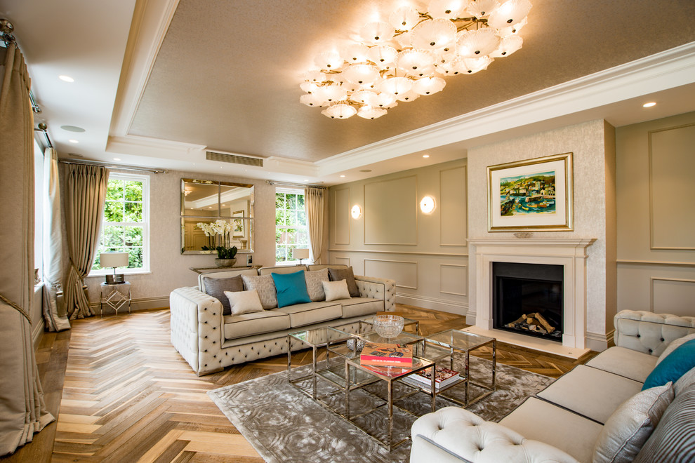 Idee per un soggiorno contemporaneo con pareti bianche e pavimento in compensato