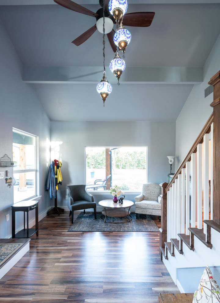 Источник вдохновения для домашнего уюта: парадная, открытая гостиная комната среднего размера в стиле кантри с серыми стенами, полом из ламината и коричневым полом