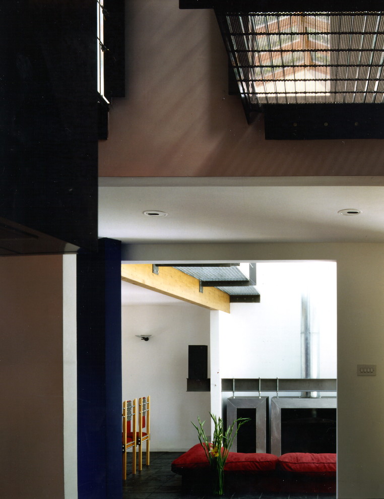 Источник вдохновения для домашнего уюта: открытая гостиная комната среднего размера в современном стиле с белыми стенами, полом из сланца, подвесным камином и фасадом камина из металла