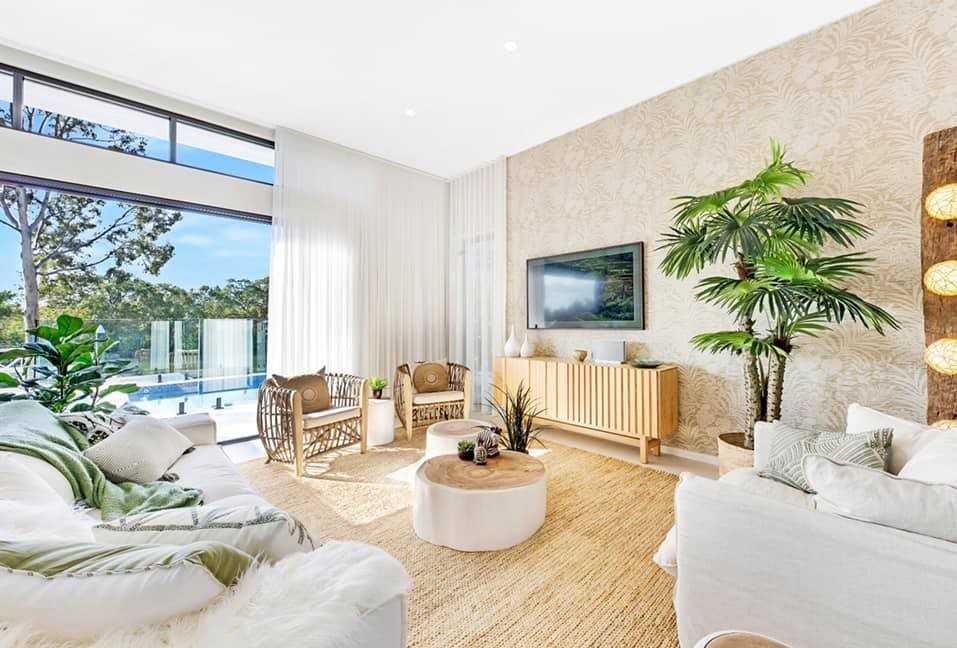 Immagine di un grande soggiorno tropicale aperto con pavimento in gres porcellanato, TV a parete e pavimento bianco