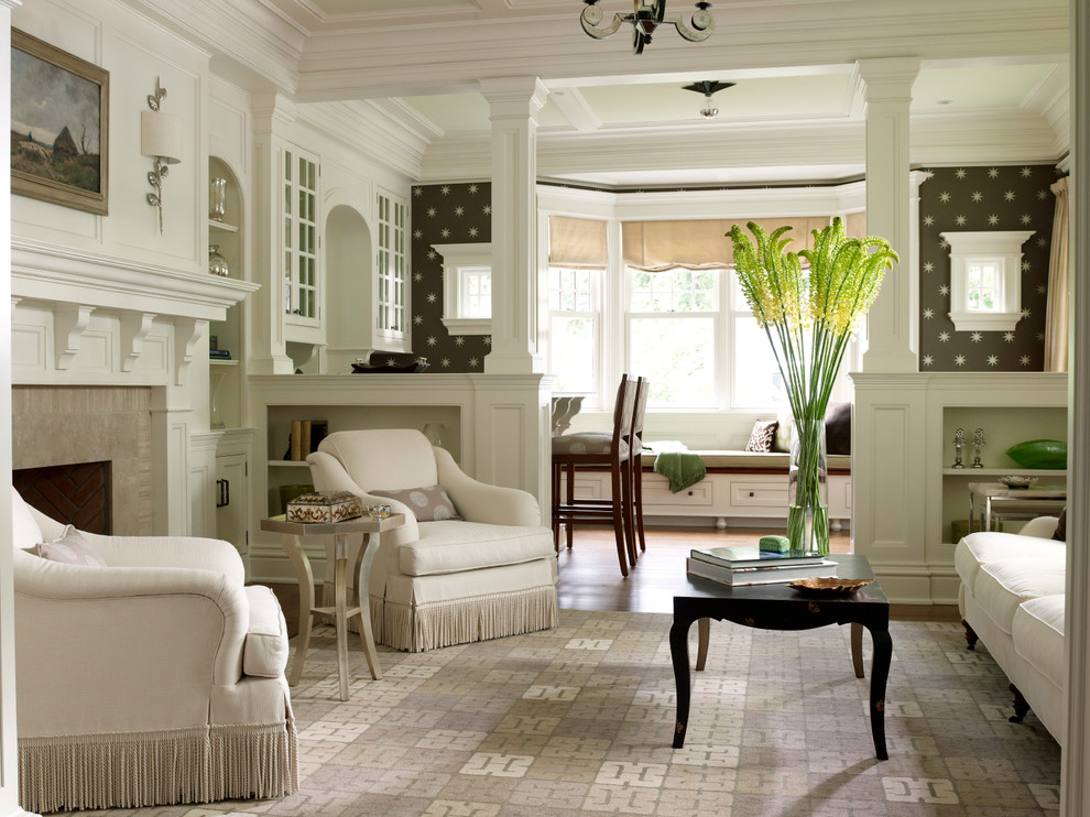 Klassisches Wohnzimmer mit weißer Wandfarbe, dunklem Holzboden und Kamin in New York