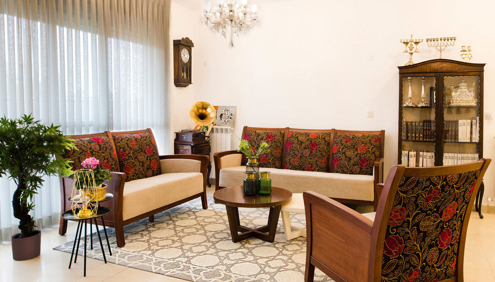 Foto di un piccolo soggiorno vittoriano aperto con angolo bar, pareti bianche, pavimento con piastrelle in ceramica, TV a parete e pavimento beige