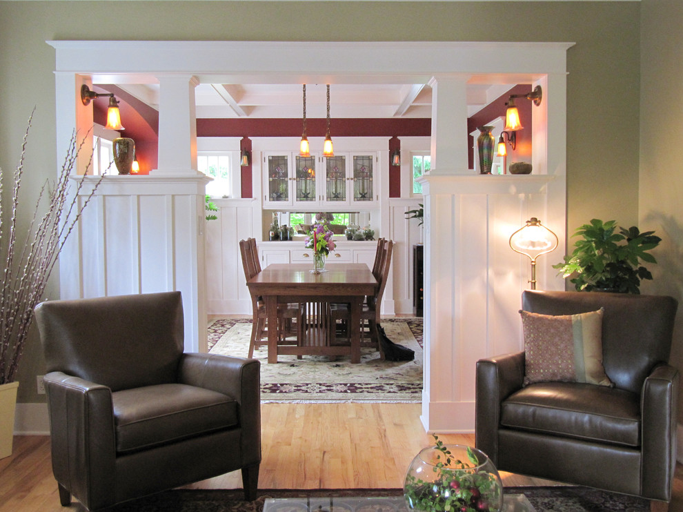 Imagen de salón abierto de estilo americano de tamaño medio sin televisor con paredes verdes y suelo de madera clara