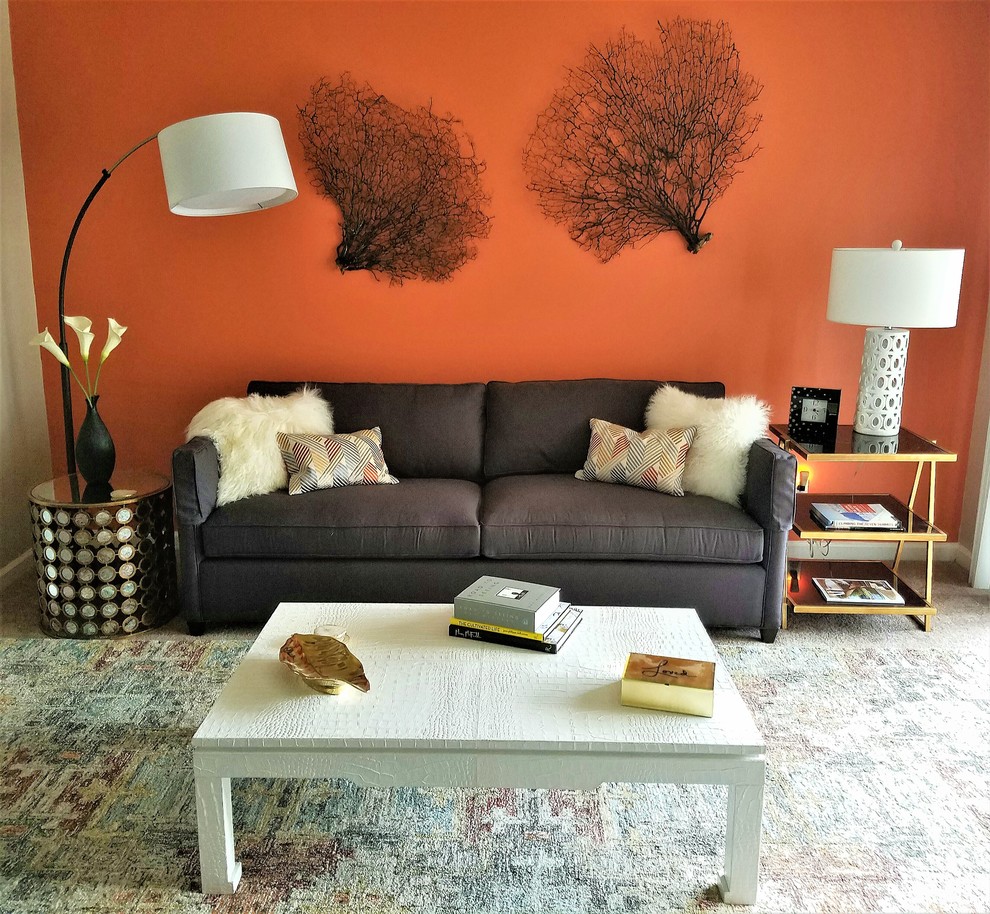 Идея дизайна: маленькая открытая гостиная комната в стиле модернизм с оранжевыми стенами, ковровым покрытием и разноцветным полом без камина, телевизора для на участке и в саду