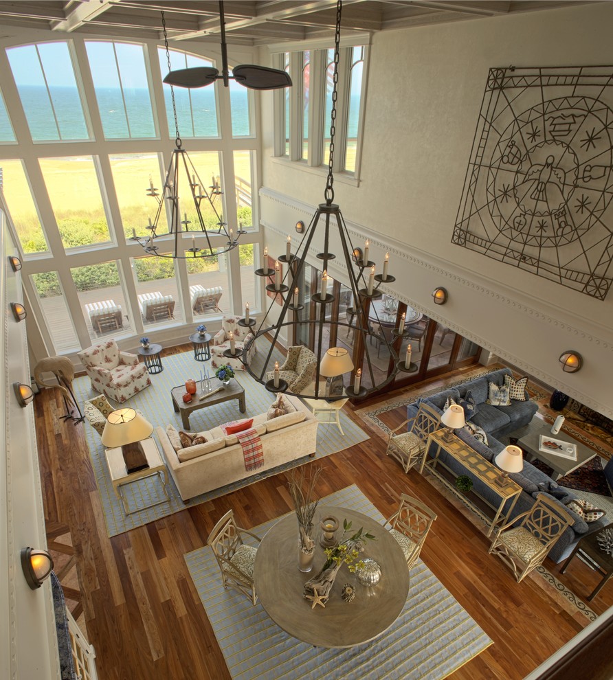 Imagen de salón abierto marinero grande sin chimenea con paredes beige, suelo de madera en tonos medios y suelo marrón