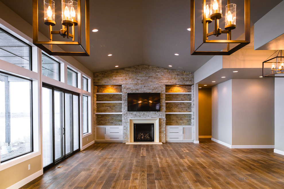 Mittelgroßes Klassisches Wohnzimmer mit brauner Wandfarbe, braunem Holzboden, Kamin, Kaminumrandung aus Stein, TV-Wand und braunem Boden in Seattle