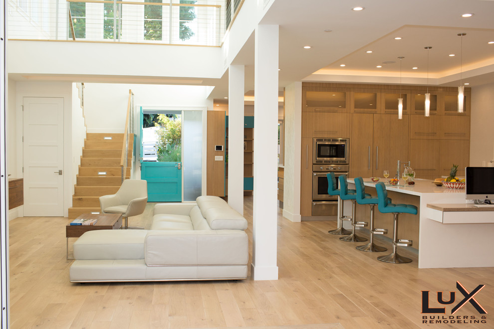 Идея дизайна: открытая гостиная комната в стиле модернизм с белыми стенами и светлым паркетным полом